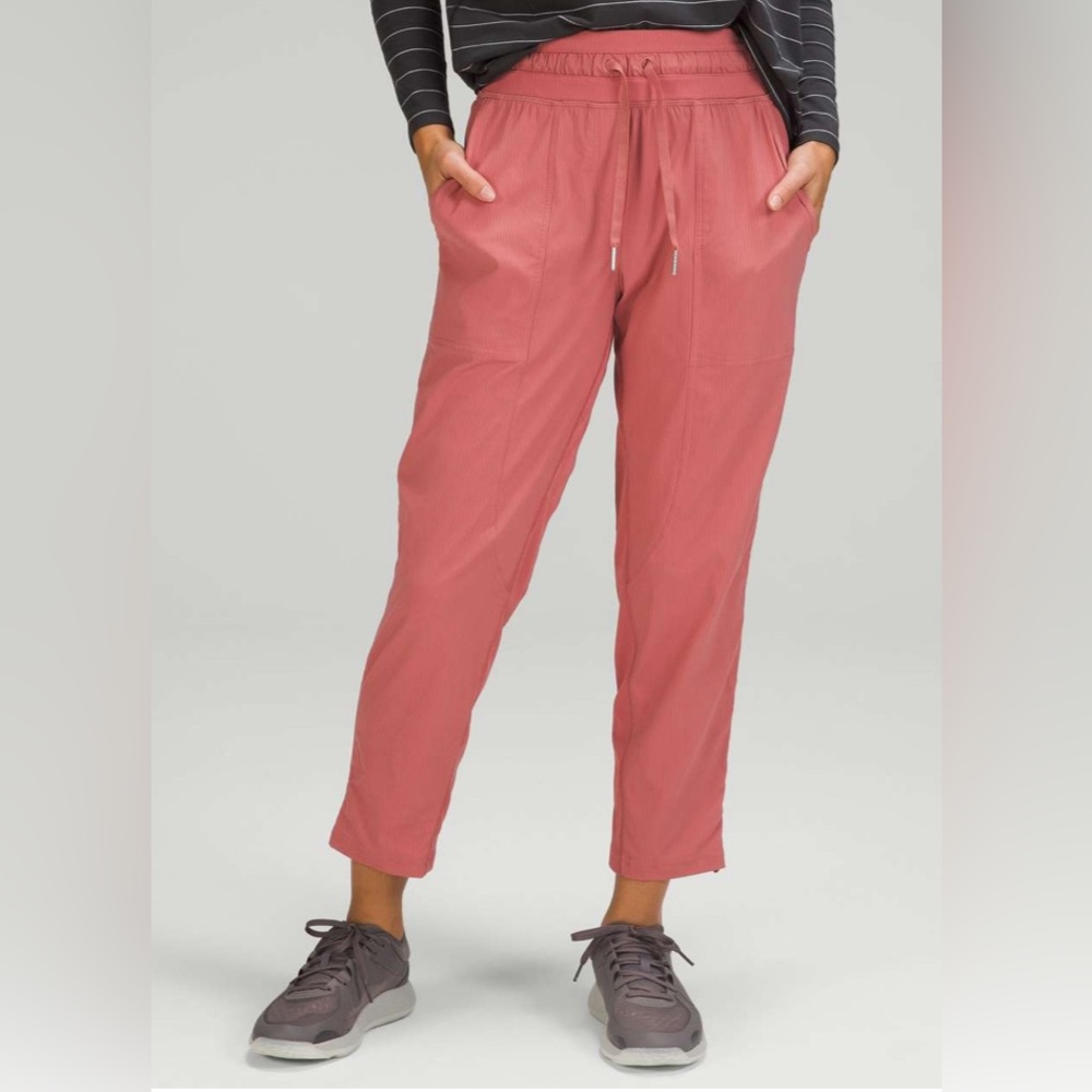 #161 Lululemon Dance Studio Mid-Rise Crop
Brier Rose - Sz 12